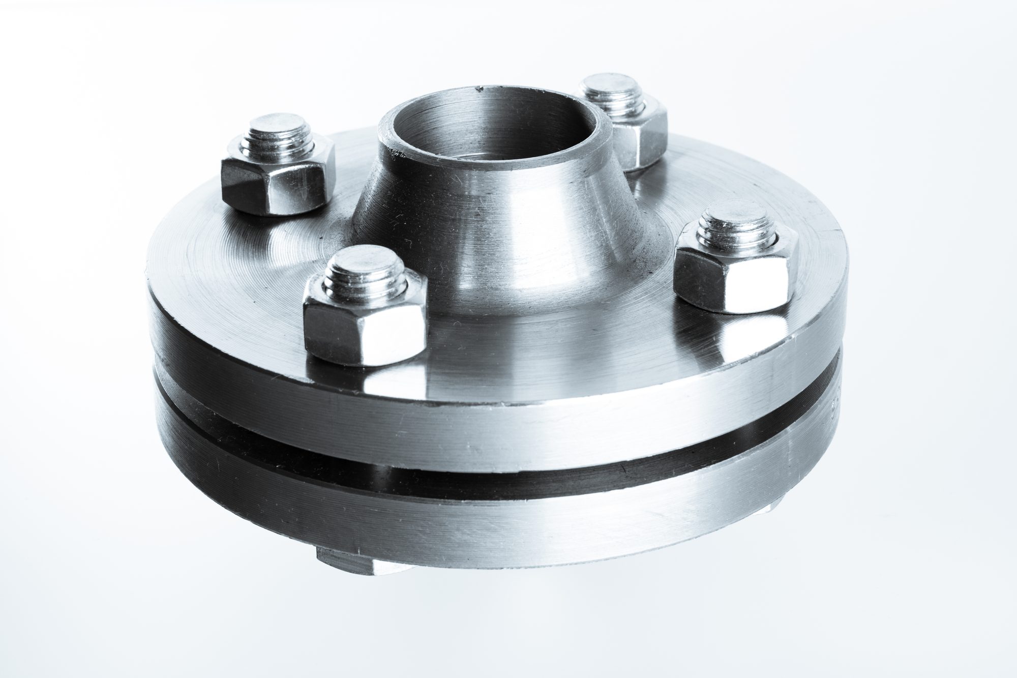Weld neck flange bolted to a mating flange